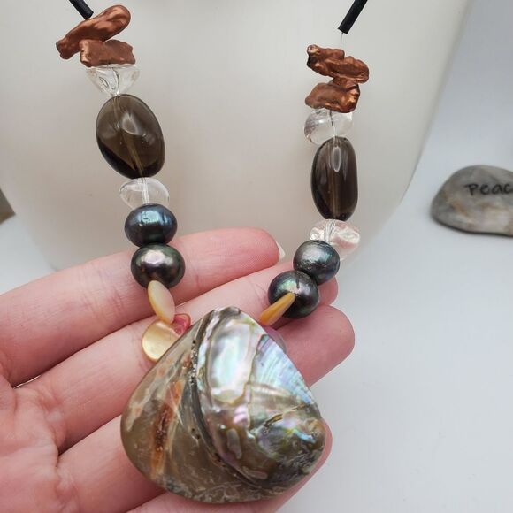 Brutalist mother of pearl shell necklace - Picture 2 of 2